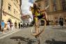 Špičkový francouzský cykloakrobat divoký Jacques pojal práci messengera po svém.